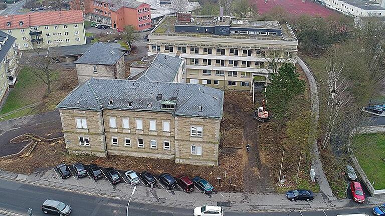 War wieder &ndash; und das wohl auch auch nicht zum letzten Mal &ndash; zentrales Thema einer Stadtratssitzung: das frühere Kreiskrankenhaus in Bad Königshofen. Die Stadt möchte den Komplex abreißen, während eine Bürgerinitiative für den Erhalt des Altbaus kämpft.