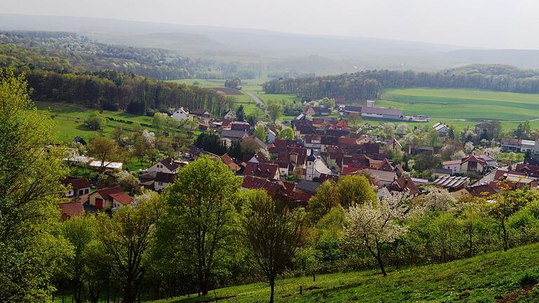 Schönes Leinach: Eingebettet in eine malerische Landschaft liegt der abgeschiedene Ort am Fuße der Haßberge.