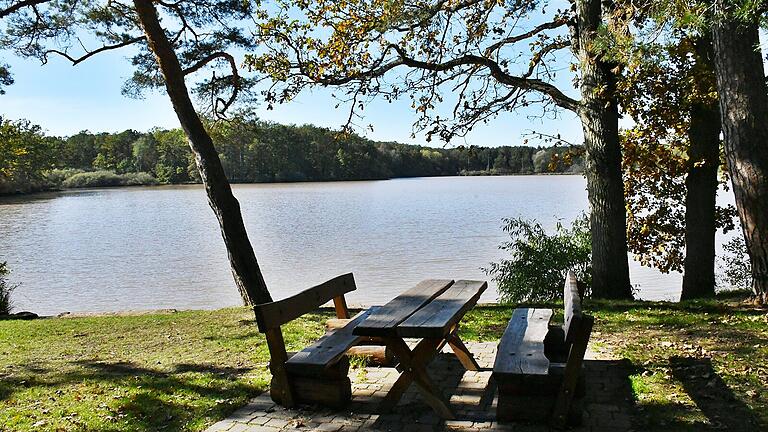 Der Reuthsee bei Sulzdorf im Grabfeld lädt zum Verweilen ein. Der Reuthsee bei Sulzdorf im Grabfeld lädt zum Verweilen ein.