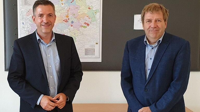 Landtagsabgeordneter Thorsten Schwab (CSU) informierte sich beim Leiter des Amts für Ländliche Entwicklung, Jürgen Eisentraut. Landtagsabgeordneter Thorsten Schwab (CSU) informierte sich beim Leiter des Amts für Ländliche Entwicklung, Jürgen Eisentraut.