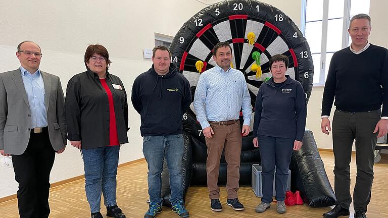 Nach vier Jahren hat der Kreisjugendring Main-Spessart mit Andreas Wenisch (Vierter von links) wieder einen Vorsitzenden. Von links: Thomas Götz (Leiter Jugendamt), Ruth Emrich (zweite Vorsitzende KJR), Christopher Stahl (Beisitzer), Theresia
Schreck (Geschäftsführerin) und Christoph Vogel (stellvertretender Landrat). Nach vier Jahren hat der Kreisjugendring Main-Spessart mit Andreas Wenisch (Vierter von links) wieder einen Vorsitzenden. Von links: Thomas Götz (Leiter Jugendamt), Ruth Emrich (zweite Vorsitzende KJR), Christopher Stahl (Beisitzer), Theresia
Schreck (Geschäftsführerin) und Christoph Vogel (stellvertretender Landrat).