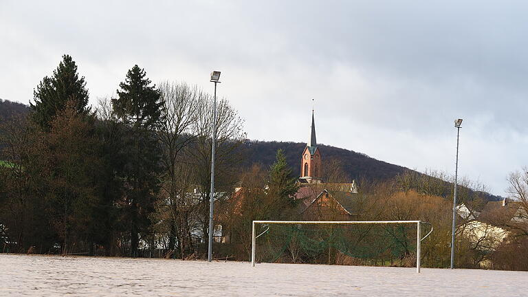 Land unter beim TSV Euerdorf       -  Im Vergleich zum Mittwoch, war am Donnerstag das Hochwasser beim TSV Euerdorf noch einmal gestiegen.