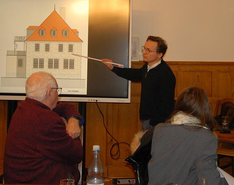 Der Mainbernheimer Architekt Martin Zeltner präsentierte seinen Planungsvorentwurf für das Gebäude in der Spinnebergstraße 6. Seine Vorschläge fielen im Gemeinderat auf fruchtbaren Boden. Der Mainbernheimer Architekt Martin Zeltner präsentierte seinen Planungsvorentwurf für das Gebäude in der Spinnebergstraße 6. Seine Vorschläge fielen im Gemeinderat auf fruchtbaren Boden.