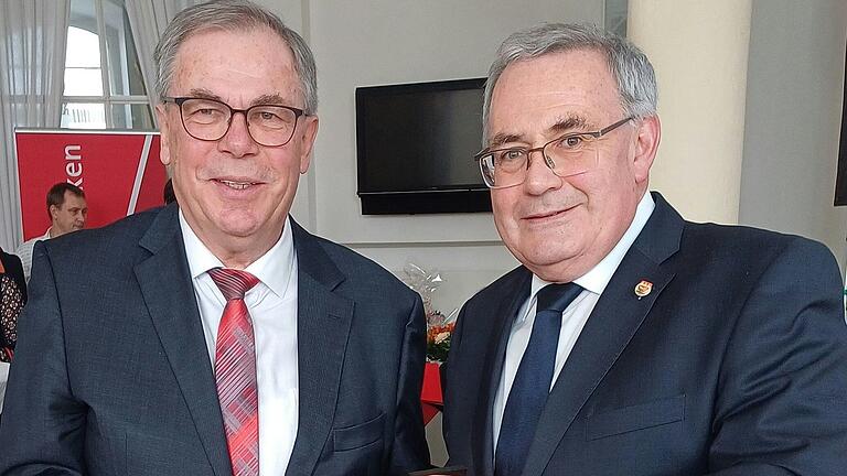 Der Bezirkstagspräsident von Unterfranken Stefan Funk (rechts) stellte in seiner Laudatio das hohe Engagement von Bernhard Ruß für die Kommunale Selbstverwaltung heraus.