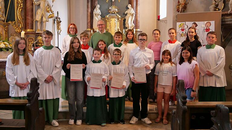 Die Ministrantinnen und Ministranten der Pfarrei St. Wolfgang beim Familiengottesdienst in der Pfarrkirche. Pfarrer Helmut Rügamer (hinten Mitte) verabschiedete bei diesem Gottesdienst Elina Ebert und Christoph Wendel (vordere Reihe 3. und 6. von links) und führte Julian Göb und Joshua Müller (3. und 4. von links) offiziell in ihren Ministrantendienst ein.