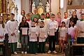 Die Ministrantinnen und Ministranten der Pfarrei St. Wolfgang beim Familiengottesdienst in der Pfarrkirche. Pfarrer Helmut Rügamer (hinten Mitte) verabschiedete bei diesem Gottesdienst Elina Ebert und Christoph Wendel (vordere Reihe 3. und 6. von links) und führte Julian Göb und Joshua Müller (3. und 4. von links) offiziell in ihren Ministrantendienst ein.