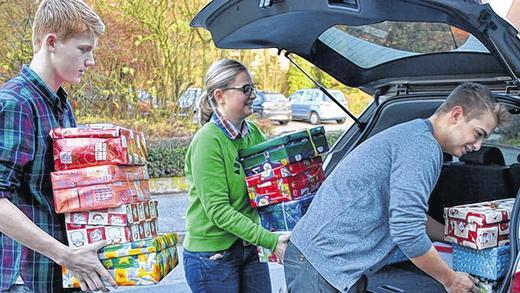 Päckchen für Bedürftige       -  (reg)   28 Päckchen haben Schülerinnen und Schüler sowie einige Lehrer der Realschule Bad Königshofen für die Aktion &bdquo;Weihnachten im Schuhkarton&ldquo; gesammelt und mit Weihnachtspapier verziert. In den 19 Klassen wurde das unterschiedlich organisiert, einige bezahlten den Inhalt aus der Klassenkasse, einige sammelten Sachspenden, wobei genau beachtet werden muss, welche Waren eingeführt werden dürfen, alle Zollbestimmungen müssen eingehalten werden. Beschriftet wurden die Päckchen, die Kindern aus bedürftigen Familien eine Freude bereiten sollen, mit dem Geschlecht und der Altersgruppe des möglichen Empfängers. Die Schülersprecher Franziska Kilian, Franz Schlereth und Daniel Buchert halfen beim Verladen, die Päckchen mussten zunächst zur Sammelstelle beim &bdquo;Landfuxx&ldquo; transportiert werden. Die Aktion wird organisiert vom Verein Geschenke der Hoffnung e. V.