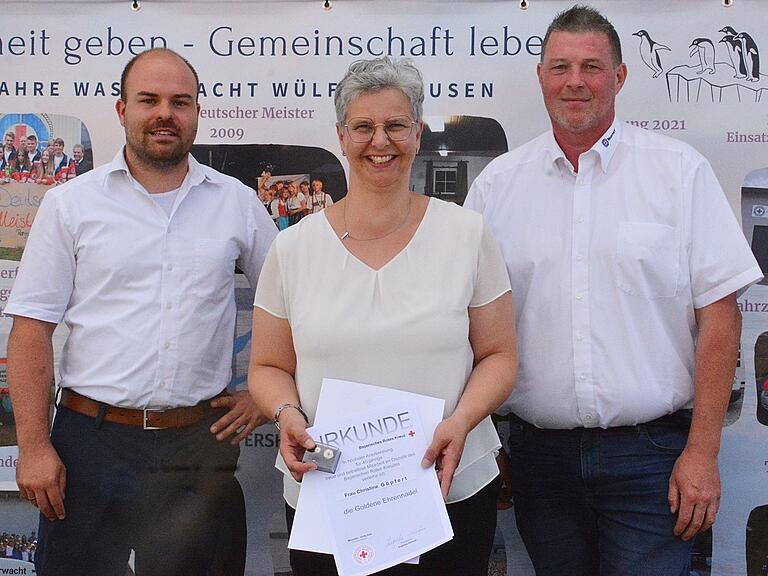 Christine Göpfert wurde mit der 'Goldenen Ehrennadel' des Bayerischen Roten Kreuzes ausgezeichnet. Dazu gratulierten Stefan Bergmann von der Ortsgruppe der Wasserwacht Wülfershausen und Kreiswasserwachtvorsitzender Bernd Roßmanith. Christine Göpfert wurde mit der 'Goldenen Ehrennadel' des Bayerischen Roten Kreuzes ausgezeichnet. Dazu gratulierten Stefan Bergmann von der Ortsgruppe der Wasserwacht Wülfershausen und Kreiswasserwachtvorsitzender Bernd Roßmanith.