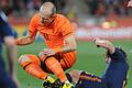 WM 2010 - Niederlande - Spanien       -  epa02245322 Spain's Carles Puyol (R) tackles the Netherlands' Arjen Robben (L) for which he was issued a yellow card during the FIFA World Cup 2010 Final match between the Netherlands and Spain at the Soccer City stadium outside Johannesburg, South Africa, 11 July 2010. EPA/GEORGI LICOVSKI Please refer to www.epa.eu/downloads/FIFA-WorldCup2010-Terms-and-Conditions.pdf  +++(c) dpa - Bildfunk+++
