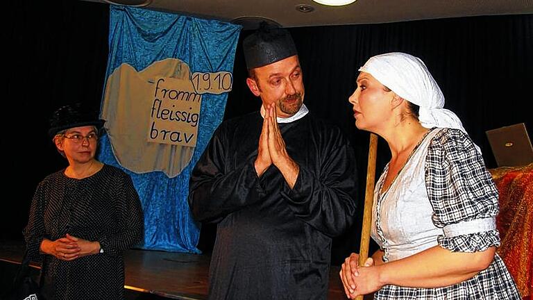 Der Höhepunkt der 90. Geburtstagsfeier des Katholischen Frauenbundes: der Auftritt des Theaters „Ladenhüter“ aus Regensburg mit dem Kabarett „Mannomann“. Die drei Akteure nahmen mit ihren komischen, aber dennoch hintergründigen Episoden den Werdegang des Frauenbundes auf den Arm. Der Höhepunkt der 90. Geburtstagsfeier des Katholischen Frauenbundes: der Auftritt des Theaters „Ladenhüter“ aus Regensburg mit dem Kabarett „Mannomann“. Die drei Akteure nahmen mit ihren komischen, aber dennoch hintergründigen Episoden den Werdegang des Frauenbundes auf den Arm.