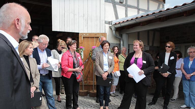 Dorfwettbewerb       -  Bürgermeisterin Anja Seufert begrüßte die Bewertungskommission des Wettbewerbs auf dem Reyersbacher Dorfplatz.