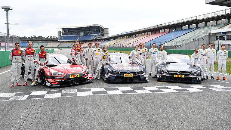 DTM       -  Die Fahrer der DTM-Teams posieren neben den Rennwagen der drei Autohersteller (l-r) Audi, BMW und Mercedes. Foto: Uwe Anspach
