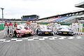 DTM       -  Die Fahrer der DTM-Teams posieren neben den Rennwagen der drei Autohersteller (l-r) Audi, BMW und Mercedes. Foto: Uwe Anspach