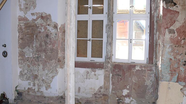 Nach der Entfernung einer Zwischenwand lässt das altehrwürdige Doppelfenster viel Licht in den großen Raum, der einmal das Speisezimmer werden soll. Nach der Entfernung einer Zwischenwand lässt das altehrwürdige Doppelfenster viel Licht in den großen Raum, der einmal das Speisezimmer werden soll.