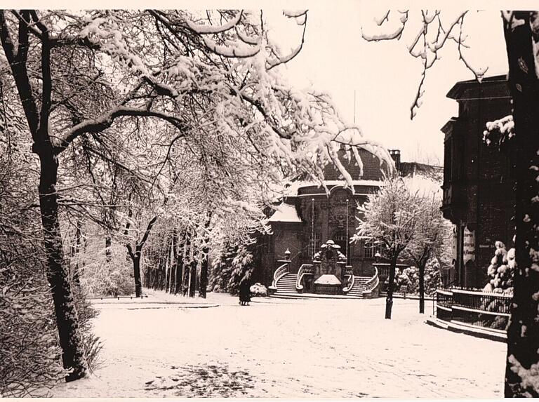 Der Luitpoldbau im verschneiten Winter. Diese Aufnahme entstand um 1930. Der Luitpoldbau im verschneiten Winter. Diese Aufnahme entstand um 1930.