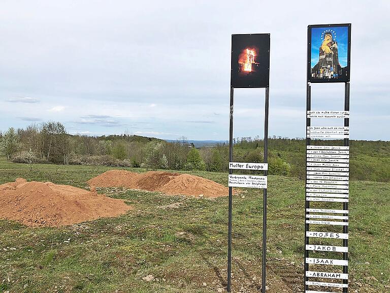 Diese Skulpturen waren der Auslöser für die Querelen, denn sie liegen im Naturschutzgebiet und der von einem Landwirt gepachteten Fläche.
