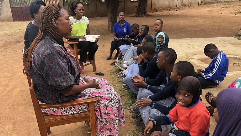 Unterricht im Freien an der Grundschule für Jugendliche mit Behinderung in Mwanza.