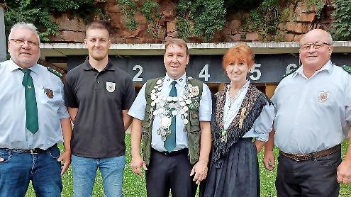 Unser Foto zeigt (von links): Vorsitzenden Günter Fröhlich (von links) 1. Ritter Michael Hartmann, Schützenkönig Juri Wolf, 2. Ritterin Angela Wachenbrönner und den scheidenden Schützenkönig Artur Haupt.       -  Unser Foto zeigt (von links): Vorsitzenden Günter Fröhlich (von links) 1. Ritter Michael Hartmann, Schützenkönig Juri Wolf, 2. Ritterin Angela Wachenbrönner und den scheidenden Schützenkönig Artur Haupt.