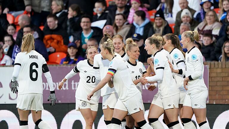 Schottland - Deutschland       -  Jubel über vier Tore: die DFB-Frauen in Schottland
