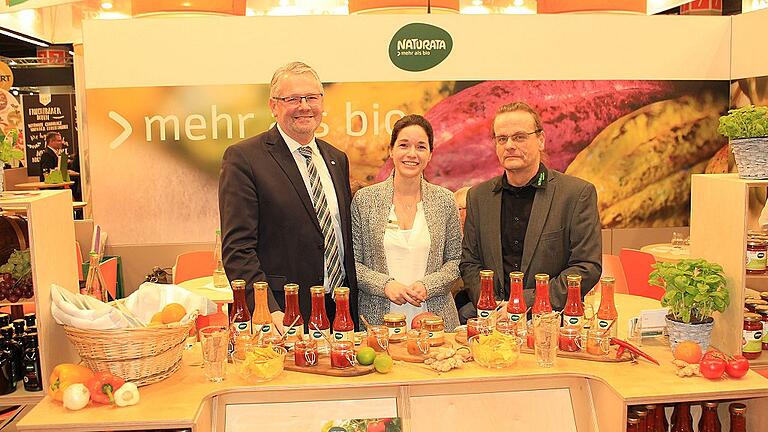 Die Firma Naturata aus Grünsfeld präsentierte sich auf der Messe Biofach in Nürnberg. Auf dem Foto (von links): Bundestagsabgeordneter Alois Gerig, Liane Maxion (Vorstandsmitglied der Naturata AG) und Reinhold Hollering.