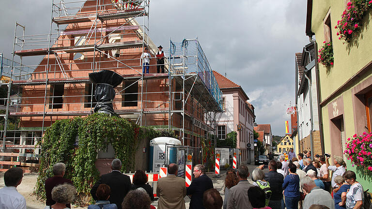 Unter regem Interesse vieler Nachbarn und Bewohner wurde in Erlabrunn Richtfest gefeiert für den Bürgerhof. Den feierlichen Richtspruch sprach Zimmer-Meister Thomas Geschwandtner. Foto: Herbert Ehehalt Unter regem Interesse vieler Nachbarn und Bewohner wurde in Erlabrunn Richtfest gefeiert für den Bürgerhof. Den feierlichen Richtspruch sprach Zimmer-Meister Thomas Geschwandtner. Foto: Herbert Ehehalt