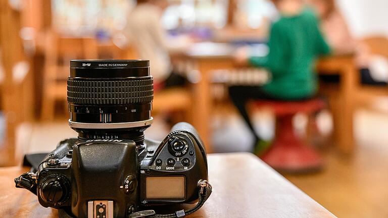 Professionelle Fotografen im Kindergarten: Anwalt Chan-jo Jun erklärt, ob rechtlich gesehen wirklich eine Ausschreibung notwendig ist.&nbsp;