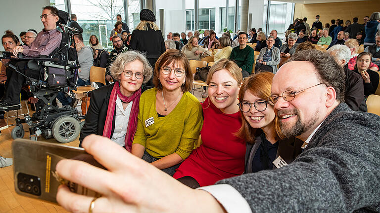 Viele Gäste besuchen am Sonntag (12.03.23) den Frühjahrsempfang des Bündnis90/Die Grünen im Shalom Europa in Würzburg. Als Redner*innen mit dabei waren Katharina Schulze (Fraktionsvorsitzende der Landtags-Grünen und die bayerische Spitzenkandidatin zur Landtagswahl), Marlene Schönberger (Bundestagsabgeordnete) sowie der Würzburger Klimabürgermeister Martin Heilig und Beiträge von Kerstin Celina und Patrick Friedl (Direktkandidat*innen zur Landtagswahl) sowie Lilli Grosch (Sprecherin der Grünen Jugend).