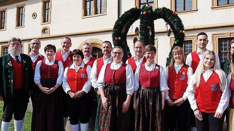 Kreisvorsitzende Birgit Döhler (rechts) ehrte für viele Jahre aktives Musizieren: (von links) Edmund Reinhard, Dieter Gehring, Gerlinde Müller, Horst Erhart, Monika Geßner, Wolfgang Geßner, Rainer Fries, Melanie Geßner, Marco Geßner, Stephanie Gei...       -  Kreisvorsitzende Birgit Döhler (rechts) ehrte für viele Jahre aktives Musizieren: (von links) Edmund Reinhard, Dieter Gehring, Gerlinde Müller, Horst Erhart, Monika Geßner, Wolfgang Geßner, Rainer Fries, Melanie Geßner, Marco Geßner, Stephanie Geiling, Isabella Weigand, Maximilian Erhart, Madeleine Sotier und Dirigent Martin Reinhard.