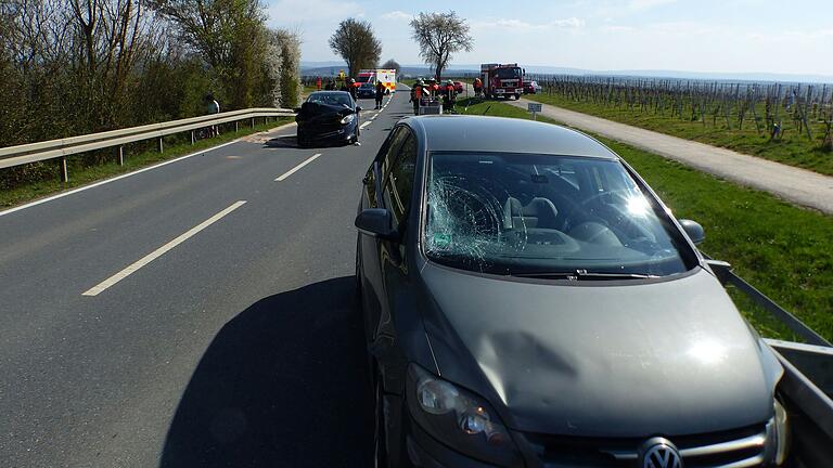 Bei einem Verkehrsunfall in Höhe der Vogelsburg schleuderte ein Auto einen Radfahrer in den Straßengraben. Bei einem Verkehrsunfall in Höhe der Vogelsburg schleuderte ein Auto einen Radfahrer in den Straßengraben.