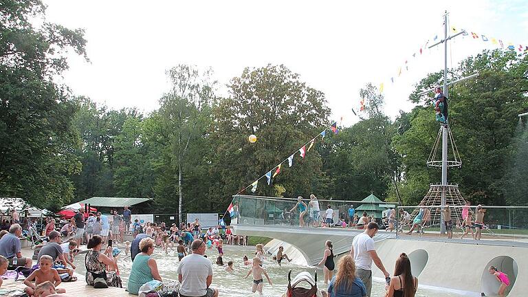 Mit einem großen Fest ist der neue Wasserspielbereich im Wildpark eröffnet worden: der Wildparkdampfer. Zwischen 5000 und 6000 Besucher waren dabei, schätzen die Organisatoren.