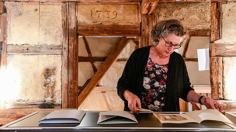 Kulturreferentin Martina Edelmann sichtet Dokumente aus dem Genisa-Schatz, der in Veitshöchheim im Dachboden der Synagoge entdeckt wurde und jetzt im Jüdischen Kulturmuseum neu ausgestellt wird.&nbsp;