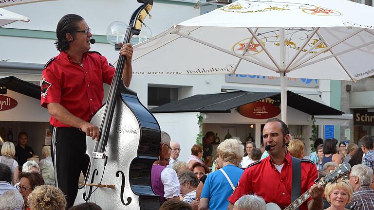 Spielen gern mal auf dem Tisch: die Rossinis beim Weinfest in Bad Kissingen.