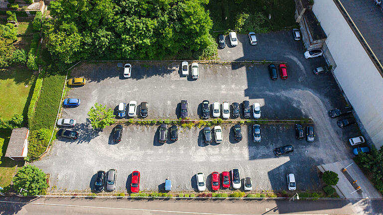 Auf der jetzigen Schotterfläche neben der Mälzerei Schubert (rechts im Bild) soll ein Parkhaus für Dauerparker entstehen.