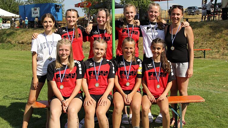 Bayerischer Meister der U 15: Der TSV Bergrheinfeld mit (hinten von links) Sophie Triebel, Lisa Marie Kirchner, Marie Djalek, Stella Sophie Neundörfer, Teresa Eusemann, Hanna Blesch sowie (vorne von links) Lara Sophie Staack, Mia Stannarius, Jule Hirschmann und Paula Moser.