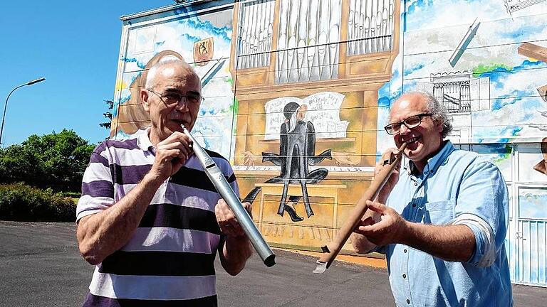 Orgelbau Hoffmann - Günter Hoffmann und Christoph Schindler haben in ihrem Beruf als Orgelbauer viel Spaß an der Verbindung von Handwerkskunst und musikalischer Kompetenz. Orgelbau Hoffmann - Günter Hoffmann und Christoph Schindler haben in ihrem Beruf als Orgelbauer viel Spaß an der Verbindung von Handwerkskunst und musikalischer Kompetenz.