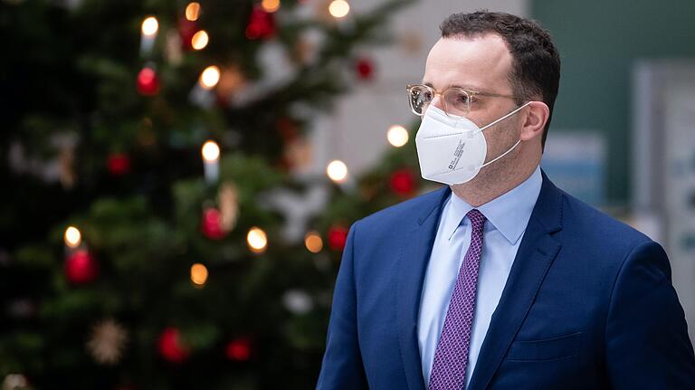 Ab Dienstag bekommen Menschen, die über 60 Jahre alt und/oder krank sind, in den Apotheken kostenlos jeweils drei FFP2-Masken ausgehändigt. Im Bild trägt Bundesgesundheitsminister Jens Spahn eine solche Maske.