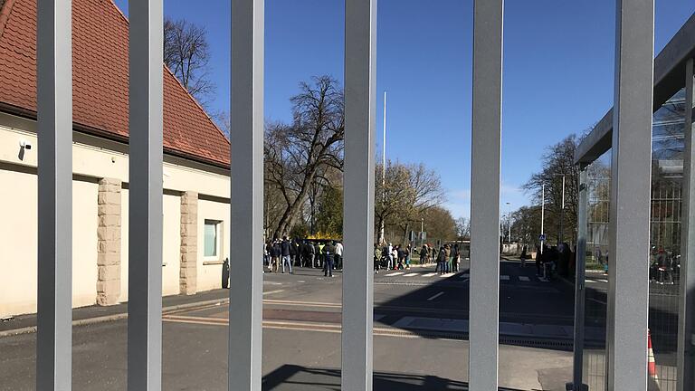 Mit einem Großaufgebot war die Polizei am Sonntagabend im Ankerzentrum bei Geldersheim. Ein Streit zwischen Bewohnern war eskaliert. Einige waren auch mit Holzlatten bewaffnet.