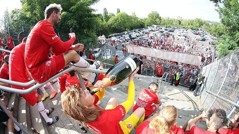 Spieler und Fans des FC Würzburger Kickers bejubelten im Juli 2020 den Aufstieg der Mannschaft in die Zweite Bundesliga.