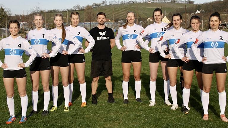 Die Faustballerinnen vom TV Segnitz sind am vergangenen Wochenende in die neue Saison in der Ersten Bundesliga Süd gestartet (von links): Sophie Müller, Helen Gernet, Lena Mark, Luisa Kaemmer, Trainer Uli Lauck, Svenja Schröder, Sandra Hoffmann, Tatjana Müller, Antonia Fuchs, Ursina Sagstetter. Die Faustballerinnen vom TV Segnitz sind am vergangenen Wochenende in die neue Saison in der Ersten Bundesliga Süd gestartet (von links): Sophie Müller, Helen Gernet, Lena Mark, Luisa Kaemmer, Trainer Uli Lauck, Svenja Schröder, Sandra Hoffmann, Tatjana Müller, Antonia Fuchs, Ursina Sagstetter.
