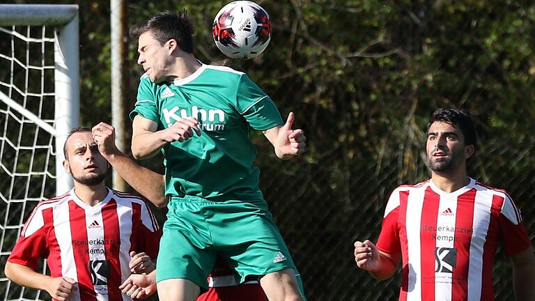 Szene aus dem Spiel zwischen TSV Erlabrunn und TSV Homburg: Zwei Erlabrunner schauen zu, wie ein Homburger den Ball köpft. Beide Teams wollen in der Tabelle vorne dabei sind.