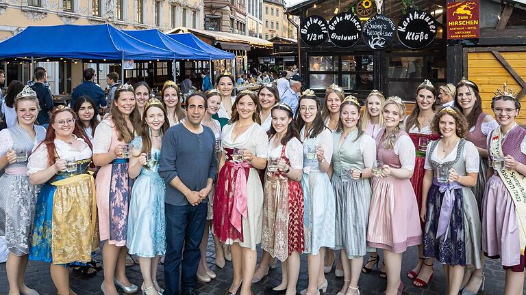 Prinzessinnentag auf dem Weindorf: Rund 20 fränkische Weinhoheiten samt Spargelkönigin waren am Dienstag zu Besuch auf dem Würzburger Weindorf. Gastgeber des Abends war der Neue in der Wirte-Riege, Emanuele La Rosa.