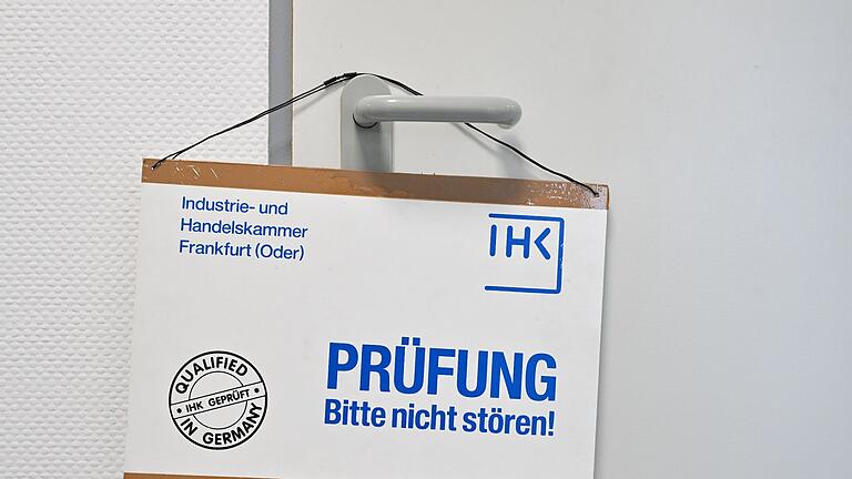 Prüfung       -  Angehende Erzieherinnen und Erzieher wurden 2023 am häufigsten gefördert.