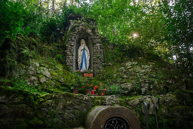 Um Terzenbrunn ranken sich zahlreiche Sagen und Legenden. Eine kleine Kapelle und zwei Grotten sind hier zu finden. Ein schöner Ort, um kurz zu Luft zu holen. Um Terzenbrunn ranken sich zahlreiche Sagen und Legenden. Eine kleine Kapelle und zwei Grotten sind hier zu finden. Ein schöner Ort, um kurz zu Luft zu holen.