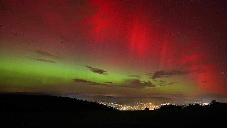 Am Donnerstag tauchten Polarlichter den Himmel über Hammelburg in farbiges Licht. Hier oberhalb von Schloss Saaleck fotografiert.