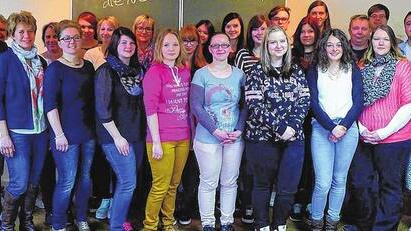 Nicht die Letzten: Kurs 49 hat an der Berufsfachschule für Krankenpflege der Kreisklinik Bad Neustadt am 1. April mit 19 Schülern begonnen. Schulleiter Jürgen Leiber (links) und Stellvertreterin Heidrun Lassahn-Breitenbach (rechts) werden wohl auch künftig Kurse begrüßen können. Vom Rhön-Klinikum kam das Signal, die Schule weiterzuführen, wenn der Konzern die Kreisklinik übernehmen würde. Foto: Berufsfachschule