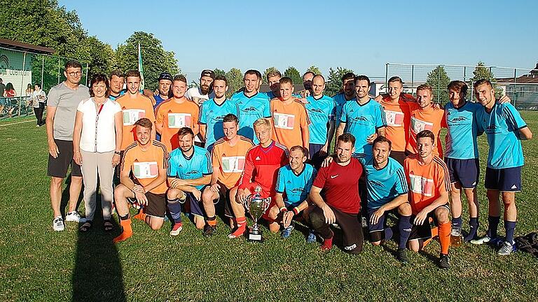 Esselbach/Steinmark siegt bei Sportwoche in Oberndorf       -  Fußball-Kreisligist FSV Esselbach/Steinmark errang bei der Sportwoche der DJK Oberndorf wie im Vorjahr den Turniersieg. Im Endspiel besiegte das Team am Sonntag in einer flotten Partie den A-Klassenmeister TSV Duttenbrunn mit 3:1. Damit bleibt der Wanderpokal beim FSV.  In den Halbfinals am Samstag hatte sich Duttenbrunn mit 3:0 gegen die SG Stadt-/Dorfprozelten durchgesetzt. Esselbach/Steinmark und der SV Faulbach hatten sich nach regulärer Spielzeit 2:2 getrennt, im Elfmeterschießen gewann der FSV mit 5:4 Toren. Das Spiel um Platz drei entschied Stadt-/Dorfprozelten mit 4:2 gegen Faulbach für sich. Im Einlagespiel verlor die DJK Oberndorf deutlich mit 1:5 gegen den SV Erlenbach. Das Blitzturnier der acht Alte-Herren-Mannschaften gewann der SV Altenbuch mit 2:0 gegen die SpVgg Wintersbach. Im Bild die Finalisten vom FSV Esselbach-Steinmark und vom TSV Duttenbrunn mit Sportvorstand Hugo Schwab von der DJK Oberndorf (links), daneben Bürgermeisterin Agnes Engelhardt.