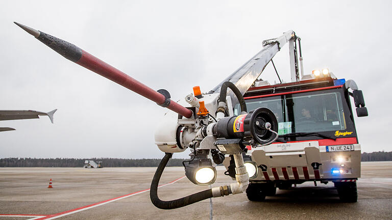 Im Ernstfall wird damit ins Flugzeug 'gestochen': Einsatzfahrzeug der Flughafenfeuerwehr.&nbsp;&nbsp;