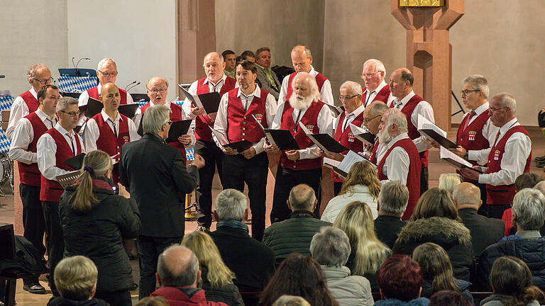 Der Veranstalter des Konzertes im Advent in der Kirche St. Radegundis, der Sängerbund Gössenheim, mit Chorleiter Manfred Haase bei seinem Auftritt Der Veranstalter des Konzertes im Advent in der Kirche St. Radegundis, der Sängerbund Gössenheim, mit Chorleiter Manfred Haase bei seinem Auftritt