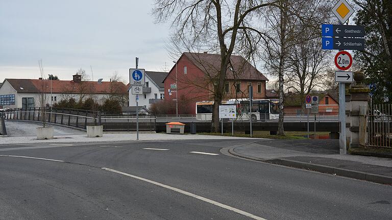 Die Einfahrt zum Parkplatz Schillerhain wird während der Bauarbeiten in der Otto-Hahn-Straße für Monate gesperrt werden.