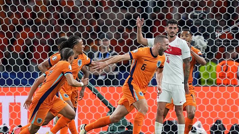 Euro 2024: Niederlande - Türkei       -  Doch der Niederländer Stefan de Vrij (M) traf zum 1:1-Ausgleich.